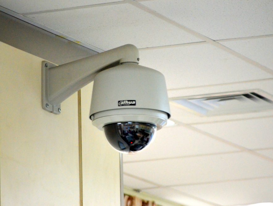 купольная камера видеонаблюдения, установленная на стене