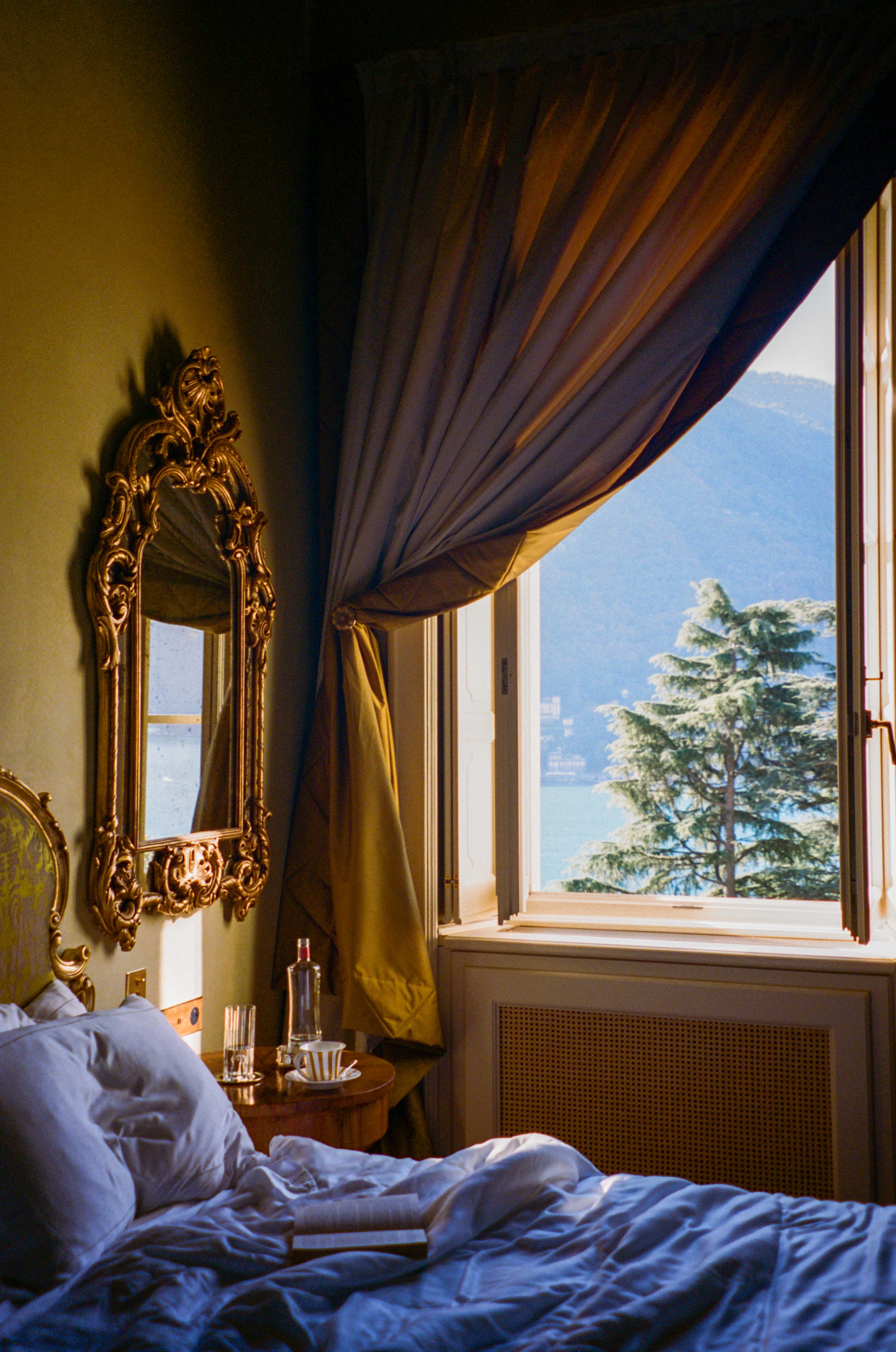 Спальня с видом на Пассалакуа, озеро Комо, Италия |  Ханна Дейс |  Мистер и миссис Смит