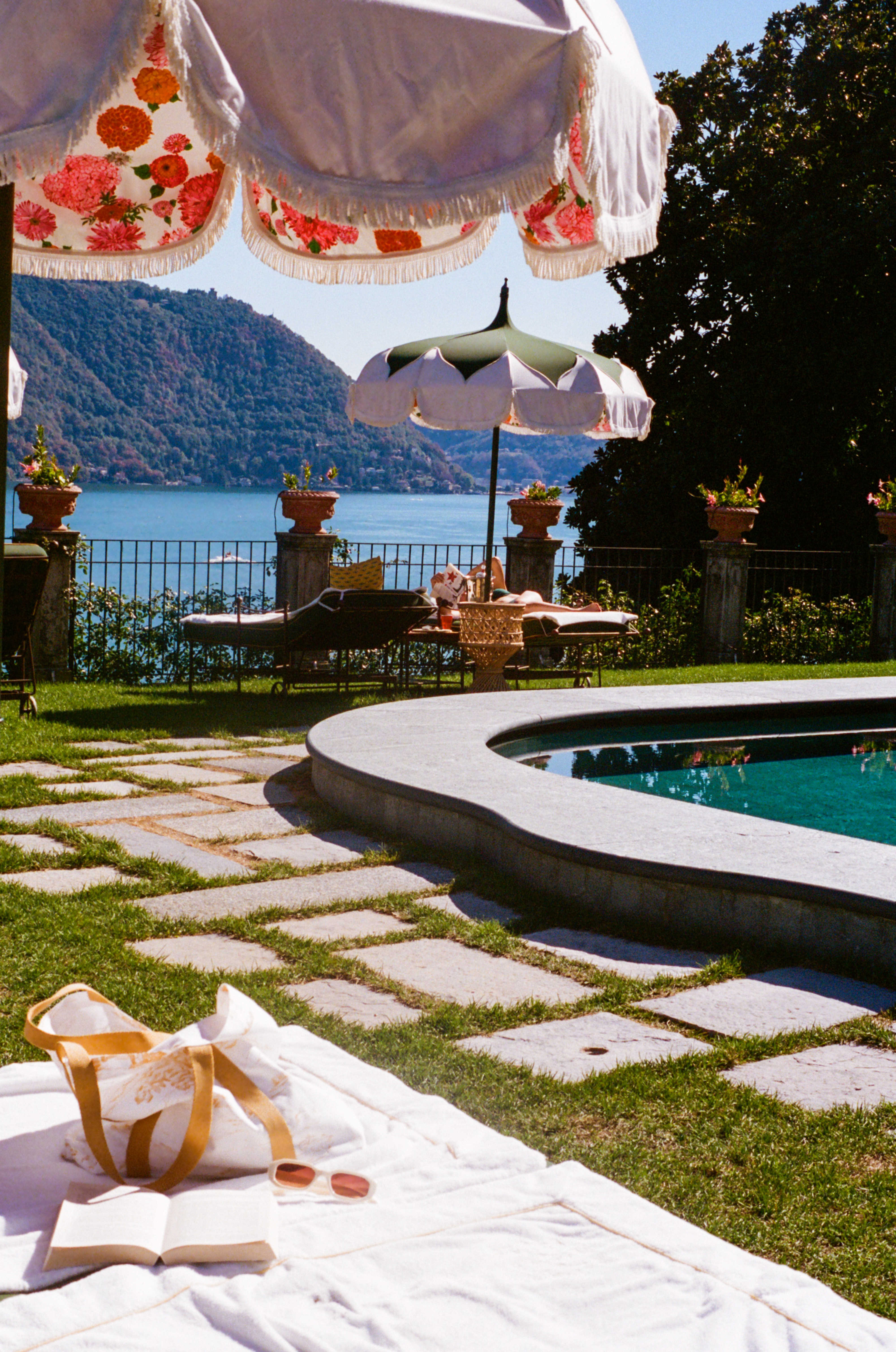 Зонтики в Пассалакуа, озеро Комо, Италия |  Ханна Дейс |  Мистер и миссис Смит