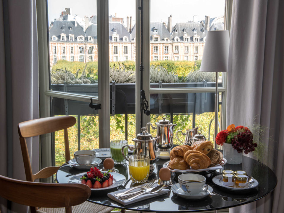 Завтрак с видом на Cour des Vosges, Париж |  Мистер и миссис Смит