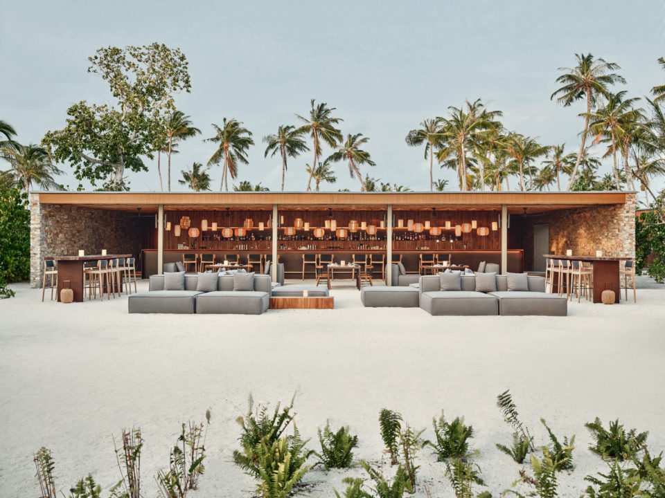 Пляжный бар в Patina Maldives |  Мистер и миссис Смит