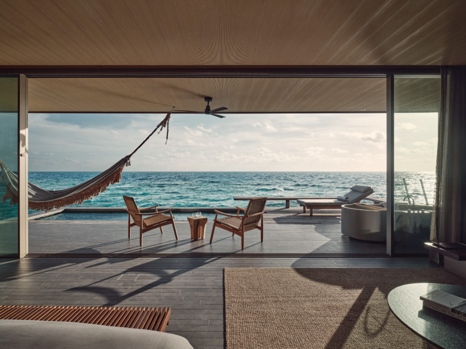Спальня с видом на океан в Patina Maldives |  Мистер и миссис Смит