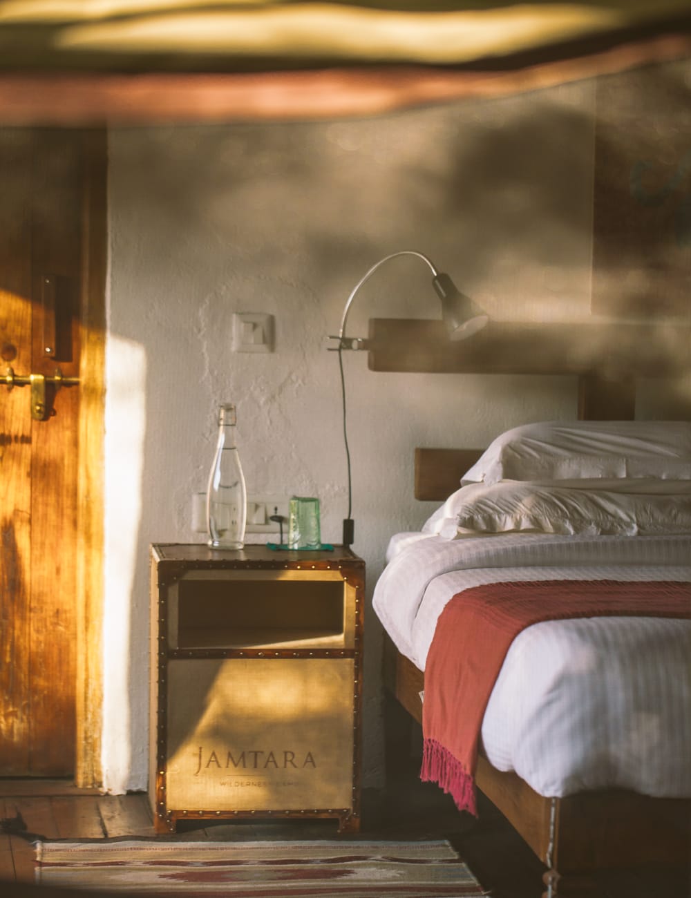 Спальня в кемпинге в дикой природе Джамтара |  Мистер и миссис Смит