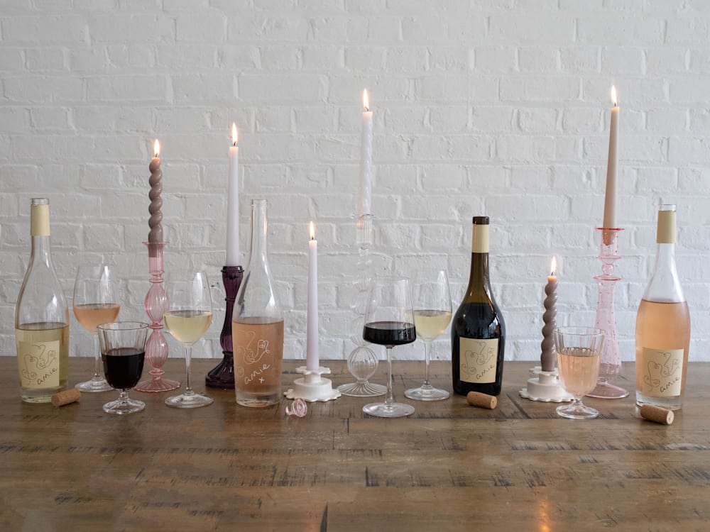 Розовое, красное и белое вино на столе со свечами