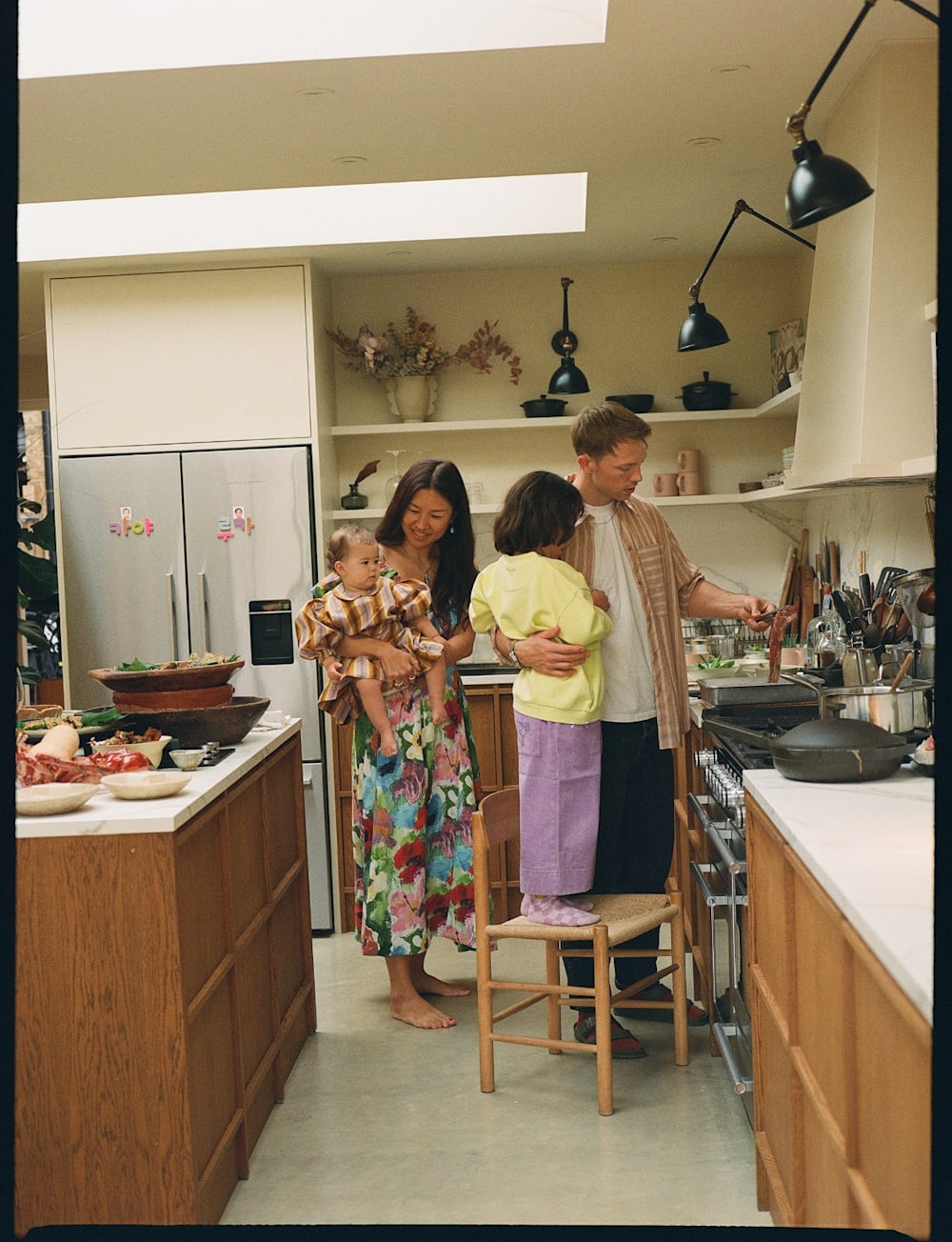 Реджина Пьо и Джордан Бурк на своей кухне, фото Лили Бертран-Уэбб |  Мистер и миссис Смит