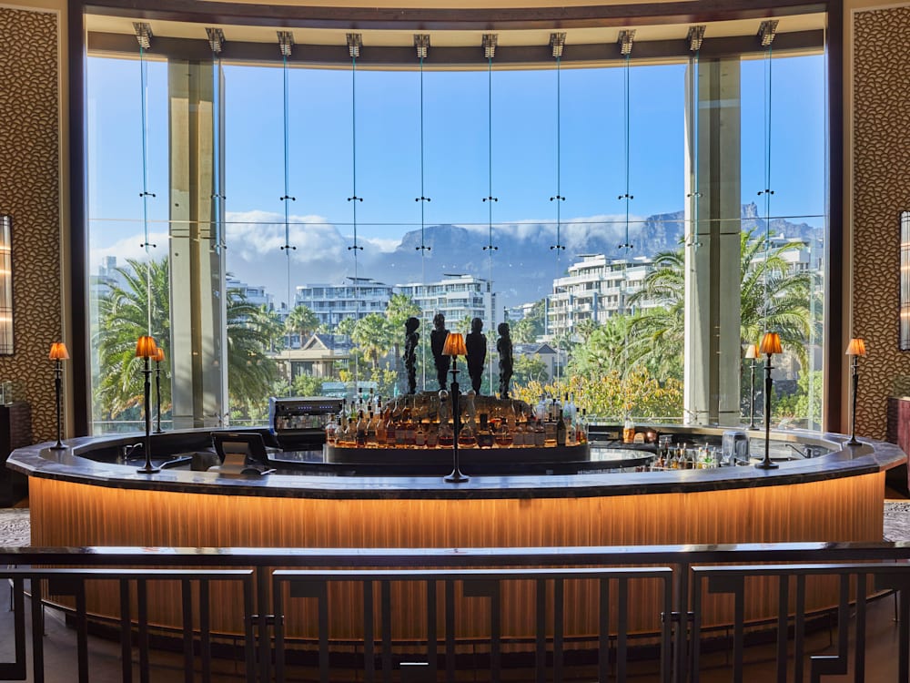 Бар отеля One&Only Cape Town с видом на Столовую гору