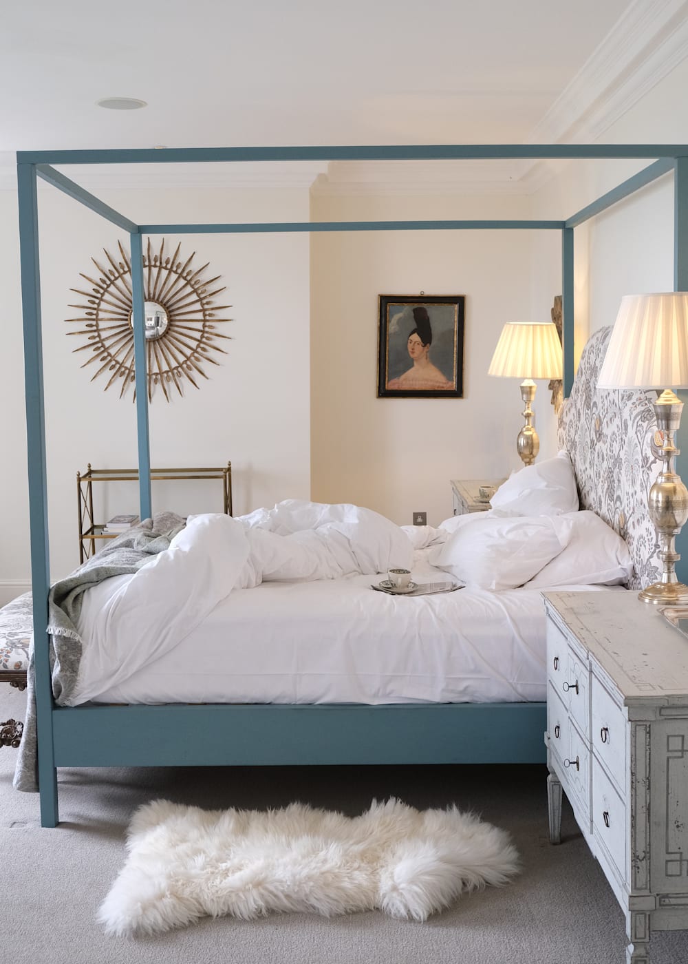 Спальня в Thyme с гофрированными простынями и пушистым ковриком возле кровати