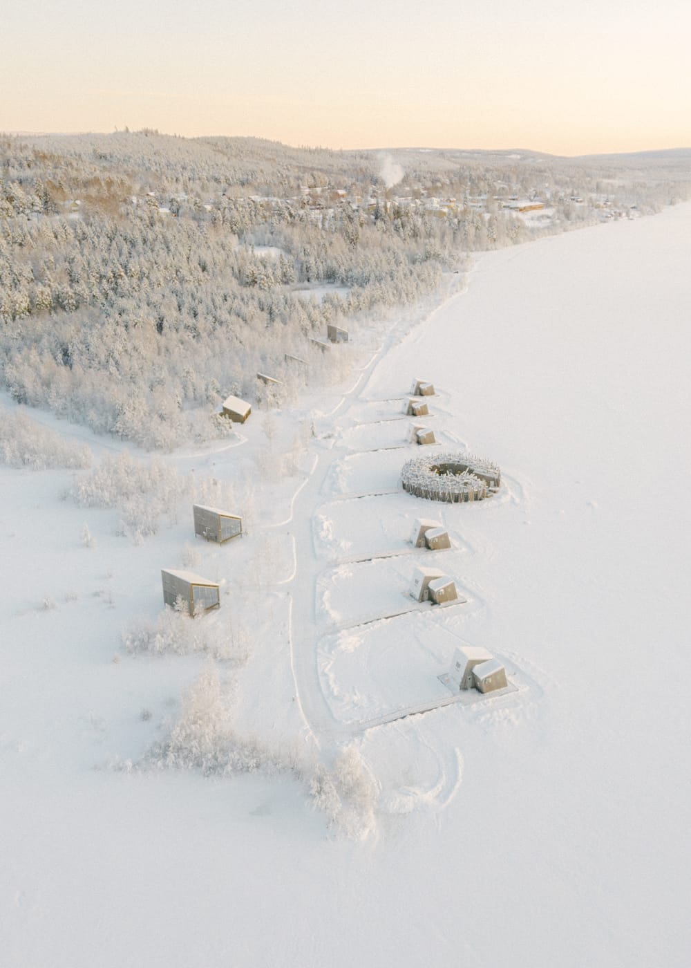 Домики в отеле Arctic Bath в снегу