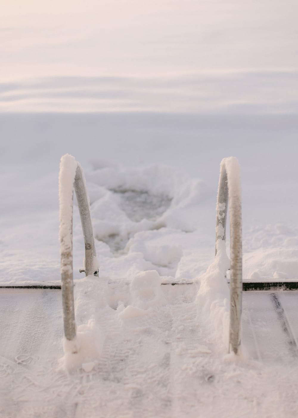 Ступени во льду отеля Arctic Bath
