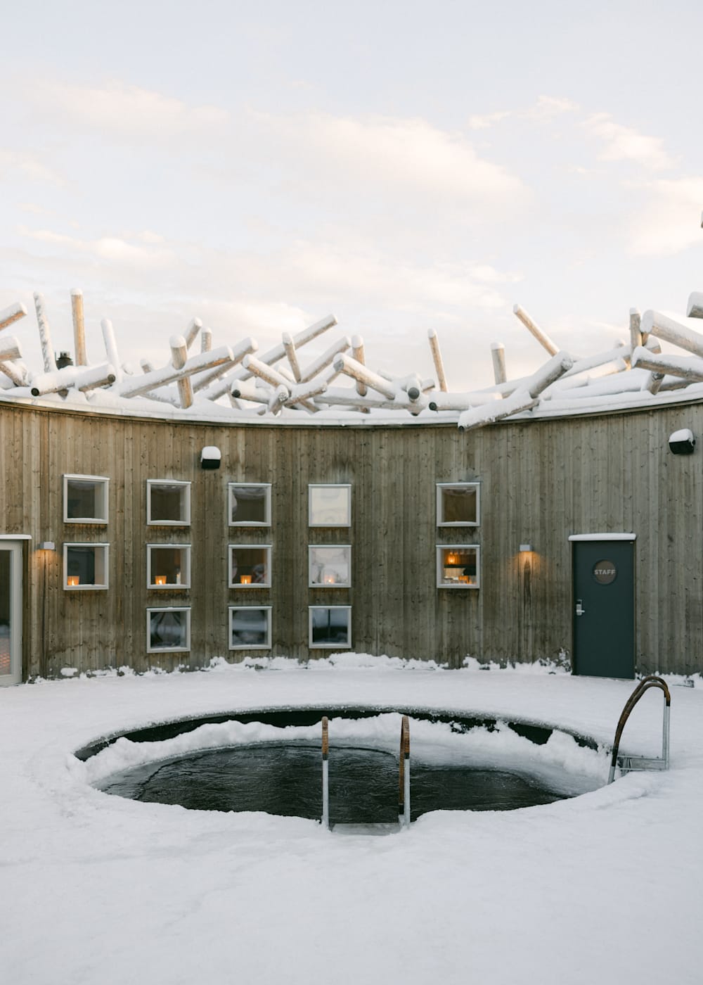 Шаги в естественную ледяную ванну в отеле Arctic Bath, Шведская Лапландия.